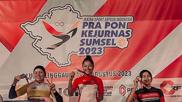 Tiga pebalap binaan Polygon Bikes Aiman Cahyadi, Sayu Bella, dan Nilna Murni saat tampil di Kejurnas Sepeda 2023 dan Pra Pon 2024.
