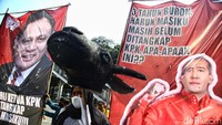 Mahasiswa juga membawa spanduk besar dengan foto Harun Masiku.  