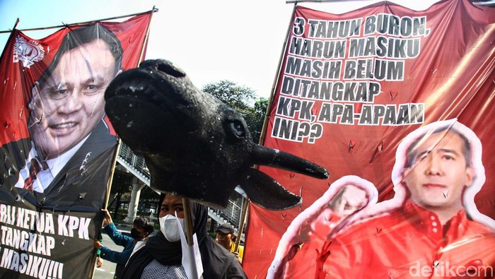 Aksi Mahasiswa Desak KPK Tangkap Buronan Harun Masiku Massa mahasiswa dari sejumlah Kampus yang tergabung dalam Solidaritas BEM Indonesia Menggugat, melakukan aksi unjuk rasa di depan Gedung Merah Putih KPK, Jakarta, Selasa (5/9/2023). Dalam tuntutannya, mereka mendesak KPK segera menangkap Harun Masiku yang menjadi buronan kasus suap mantan Komisioner Komisi Pemilihan Umum (KPU) Wahyu Setiawan, yang masih berkeliaran bebas dan diduga kerap keluar masuk Indonesia.