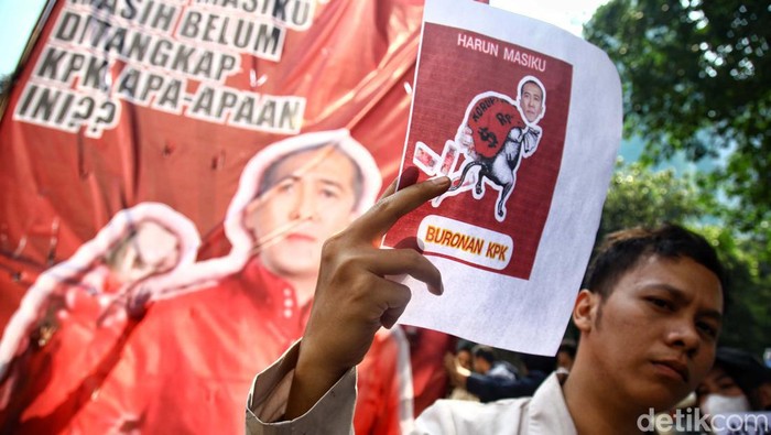 Massa mahasiswa dari sejumlah Kampus yang tergabung dalam Solidaritas BEM Indonesia Menggugat, melakukan aksi unjuk rasa di depan Gedung Merah Putih KPK, Jakarta, Selasa (5/9/2023). Dalam tuntutannya, mereka mendesak KPK segera menangkap Harun Masiku yang menjadi buronan kasus suap mantan Komisioner Komisi Pemilihan Umum (KPU) Wahyu Setiawan, yang masih berkeliaran bebas dan diduga kerap keluar masuk Indonesia.