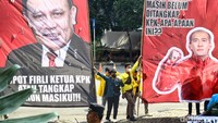 Mereka melakukan aksi dengan mengenakan jas almamater.    