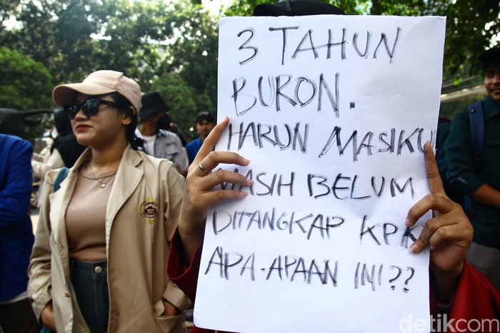 Massa mahasiswa dari sejumlah Kampus yang tergabung dalam Solidaritas BEM Indonesia Menggugat, melakukan aksi unjuk rasa di depan Gedung Merah Putih KPK, Jakarta, Selasa (5/9/2023). Dalam tuntutannya, mereka mendesak KPK segera menangkap Harun Masiku yang menjadi buronan kasus suap mantan Komisioner Komisi Pemilihan Umum (KPU) Wahyu Setiawan, yang masih berkeliaran bebas dan diduga kerap keluar masuk Indonesia.