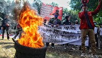 Aksi tersebut diwarnai dengan pembakaran ban bekas.  