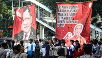 Massa mahasiswa dari sejumlah kampus yang tergabung dalam Solidaritas BEM Indonesia Menggugat melakukan aksi di depan Gedung Merah Putih KPK, Jakarta.  