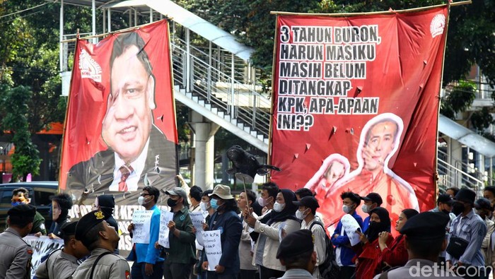 Massa mahasiswa dari sejumlah Kampus yang tergabung dalam Solidaritas BEM Indonesia Menggugat, melakukan aksi unjuk rasa di depan Gedung Merah Putih KPK, Jakarta, Selasa (5/9/2023). Dalam tuntutannya, mereka mendesak KPK segera menangkap Harun Masiku yang menjadi buronan kasus suap mantan Komisioner Komisi Pemilihan Umum (KPU) Wahyu Setiawan, yang masih berkeliaran bebas dan diduga kerap keluar masuk Indonesia.