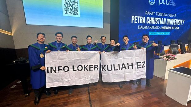Aksi viral Cleon Levin, wisudawan yang membawa tulisan Info Loker usai menjalani wisuda.