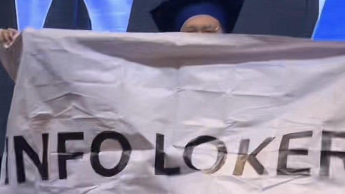 Aksi viral Cleon Levin, wisudawan yang membawa tulisan Info Loker usai menjalani wisuda.