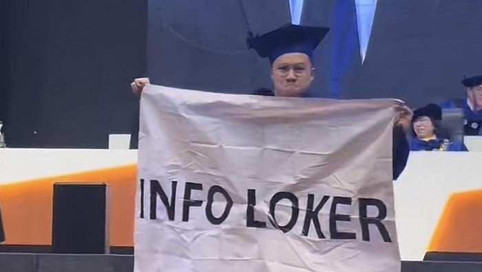 Aksi viral Cleon Levin, wisudawan yang membawa tulisan Info Loker usai menjalani wisuda.