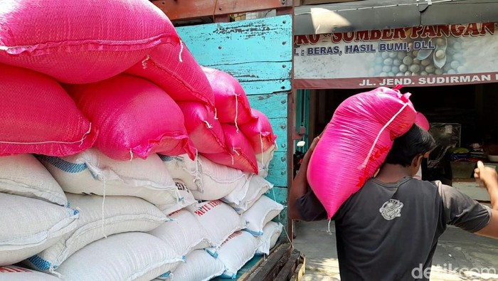 Aktivitas bongkar muatan beras di pasar tradisional Brebes, Selasa (5/9/2023).