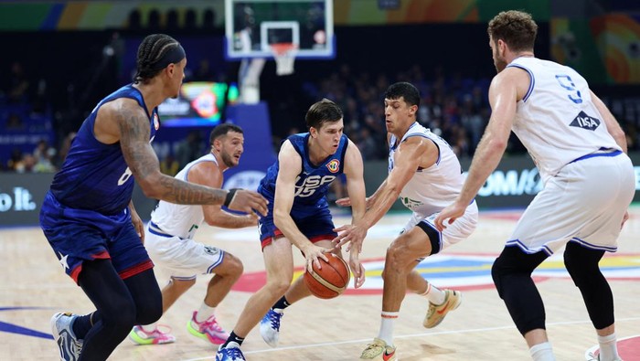 Basketball - FIBA World Cup 2023 - Quarter-Final - Italy v United States - Mall of Asia Arena, Manila, Philippines - September 5, 2023 Austin Reaves of the U.S. in action with Italys Simone Fontecchio REUTERS/Eloisa Lopez