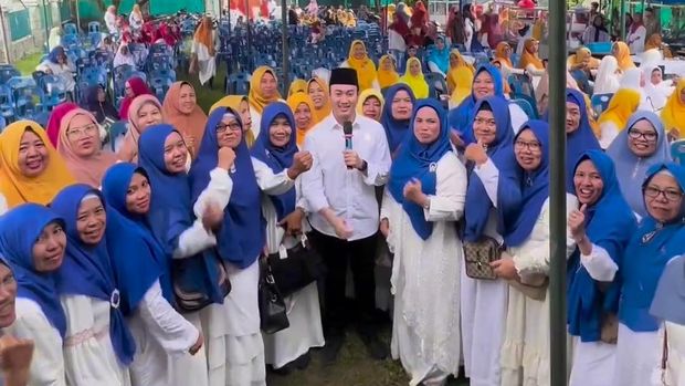 Anggota DPRD Medan Fraksi Golkar M Afri Rizki Lubis diapit emak-emak perwiritan saat deklarasi dukungan ke Anies Baswedan. (Foto: Dok. Pribadi Rizki)