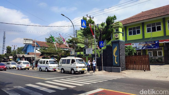 Angkutan Kota di perkotaan Ciamis Jalan Jendral Sudirman menunggu pada siswa SMP bubar sekolah.