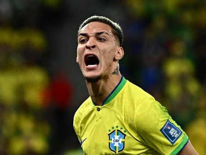Brazil's forward #19 Antony reacts during the Qatar 2022 World Cup quarter-final football match between Croatia and Brazil at Education City Stadium in Al-Rayyan, west of Doha, on December 9, 2022. (Photo by Jewel SAMAD / AFP)