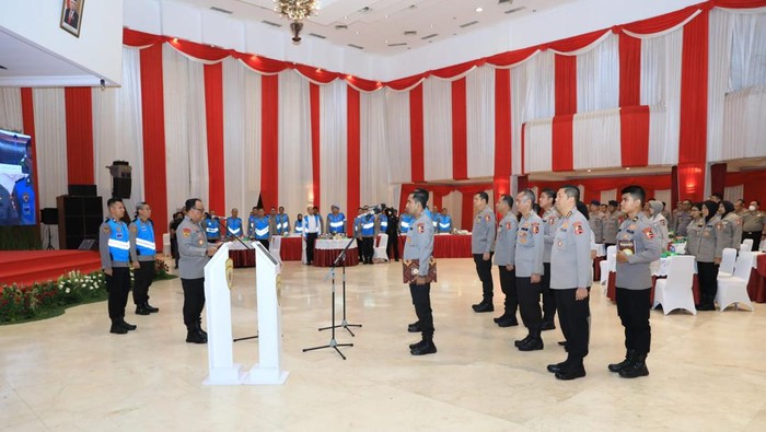 As SDM Kapolri, Irjen Dedi Prasetyo, memimpin pengambilan sumpah dan penandatanganan pakta integritas seleksi Prodik Sespimti Polri ke-33, PPRA LXVI dan LXVII Lemhanas RI serta PKN Tingkat I LAN RI Tahun Anggaran 2024 di Gedung Auditorium Mutiara STIK Lemdiklat Polri.