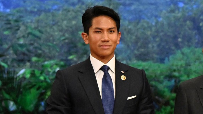 Brunei’s Prime Minister Hassanal Bolkiah (2nd L) and Prince Abdul Mateen (L) are welcomed by Indonesia’s President Joko Widodo (2nd R) and First Lady Iriana Widodo upon their arrival for the ASEAN Summit in Jakarta on September 5, 2023.     ADEK BERRY/Pool via REUTERS