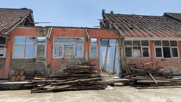 Bangunan sekolah di Sukabumi banyak yang rusak.