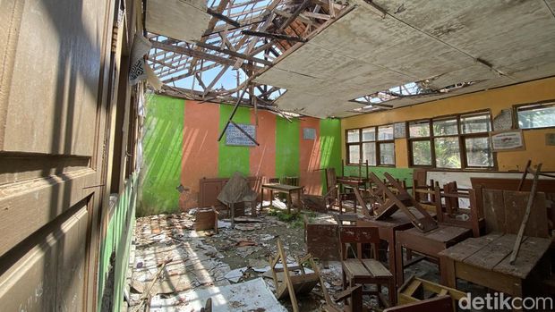 Bangunan sekolah di Sukabumi banyak yang rusak.