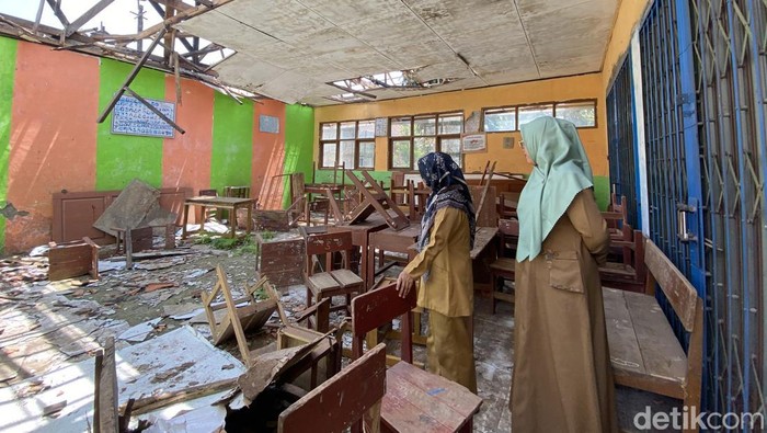 Bangunan sekolah di Sukabumi banyak yang rusak.