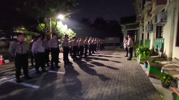 Bentrokan warga pecah di wilayah Penjaringan, Jakut. Sebanyak 130 personel polisi dikerahkan ke lokasi untuk menjaga situasi kondusif (IG @kapolrestro_jakartautara)
