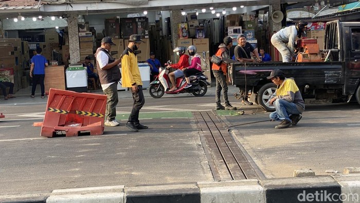 Besi penyambung jalan underpass Dewi Sartika Depok, Jawa Barat, yang rusak sudah diperbaiki. (Devi/detikcom)