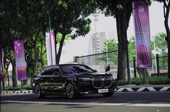 BMW i7 xDrive60 Gran Lusso kawal delegasi KTT ke-43 ASEAN di Jakarta.