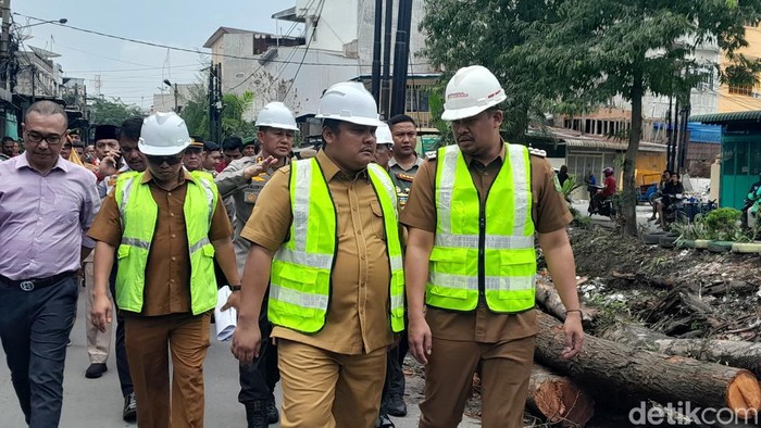 Bobby Nasution saat meninjau pengerjaan drainase di Medan Perjuangan (Nizar Aldi/detikSumut)