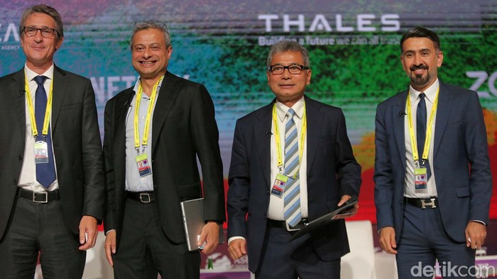 PT Bank Rakyat Indonesia (Persero) Tbk atau BRI fokus pada pembiayaan segmen mikro dan UMKM. Direktur Utama BRI Sunarso buka-bukaan soal pembiayaan perbankan kepada UMKM di Plenary Session ASEAN-Indo Pacific Forum (AIPF) 2023 yang berlangsung di Hotel Mulia, Jakarta, Selasa (5/9).