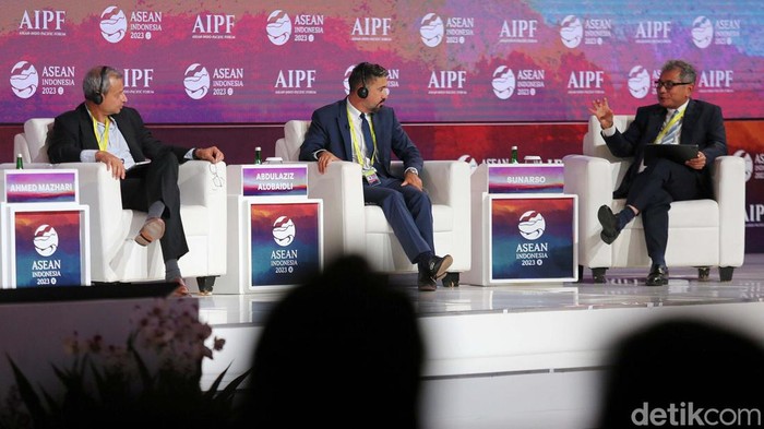 Bos BRI Bicara Strategi Pembiayaan UMKM di AIPF 2023 PT Bank Rakyat Indonesia (Persero) Tbk atau BRI fokus pada pembiayaan segmen mikro dan UMKM. Direktur Utama BRI Sunarso buka-bukaan soal pembiayaan perbankan kepada UMKM di Plenary Session ASEAN-Indo Pacific Forum (AIPF) 2023 yang berlangsung di Hotel Mulia, Jakarta, Selasa (5/9).