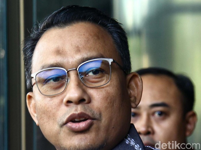 Ketua Umum PKB Muhaimin Iskandar atau Cak Imin tak menghadiri pemeriksaan KPK. Pemeriksaan Cak Imin ditunda hingga pekan depan.