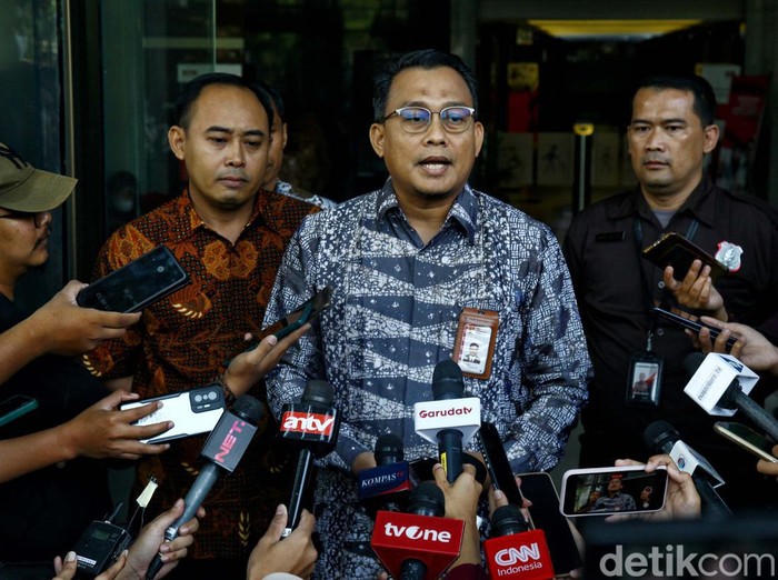 Ketua Umum PKB Muhaimin Iskandar atau Cak Imin tak menghadiri pemeriksaan KPK. Pemeriksaan Cak Imin ditunda hingga pekan depan.
