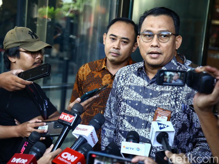 Ketua Umum PKB Muhaimin Iskandar atau Cak Imin tak menghadiri pemeriksaan KPK. Pemeriksaan Cak Imin ditunda hingga pekan depan.