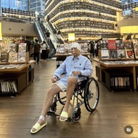 Tak hanya berjalan-jalan dengan wajah bengkak dan memar, Caren saat itu juga masih terlihat menggunakan kursi roda. Walaupun demikian, ia mengaku gembira karena kini sudah bisa bernafas dengan lega. Foto: Instagram/@carendelano