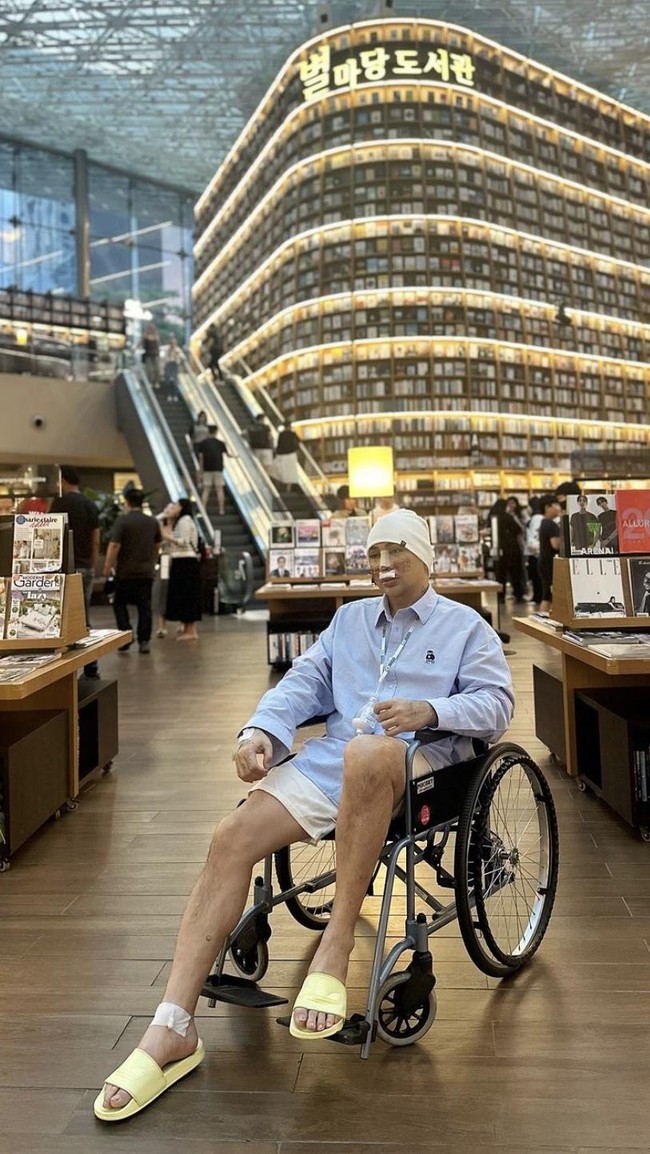 Tak hanya berjalan-jalan dengan wajah bengkak dan memar, Caren saat itu juga masih terlihat menggunakan kursi roda. Walaupun demikian, ia mengaku gembira karena kini sudah bisa bernafas dengan lega. Foto: Instagram/@carendelano