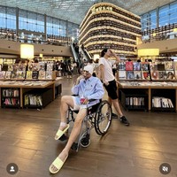 Dalam unggahan-unggahan di Instagram pribadinya terlihat Caren yang sudah berjalan-jalan di Korea meski wajahnya tersebut masih bengkak dan lebam. Pada keterangan foto Caren menulis bahwa foto tersebut diambil di hari kedua setelah dirinya menjalani operasi hidung. Foto: Instagram/@carendelano