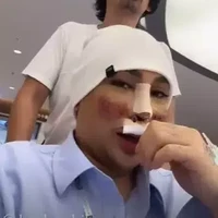 Tak sendirian, kepergian Caren ke Korea ditemani oleh sahabatnya yang juga seorang presenter, Dave Hendrik. Tampak keduanya berjalan-jalan dan menikmati perjalanan mereka selama di Korea. Foto: Instagram/@carendelano