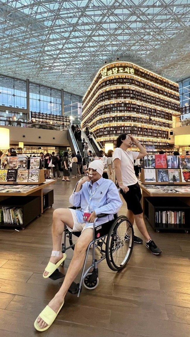 Dalam unggahan-unggahan di Instagram pribadinya terlihat Caren yang sudah berjalan-jalan di Korea meski wajahnya tersebut masih bengkak dan lebam. Pada keterangan foto Caren menulis bahwa foto tersebut diambil di hari kedua setelah dirinya menjalani operasi hidung. Foto: Instagram/@carendelano