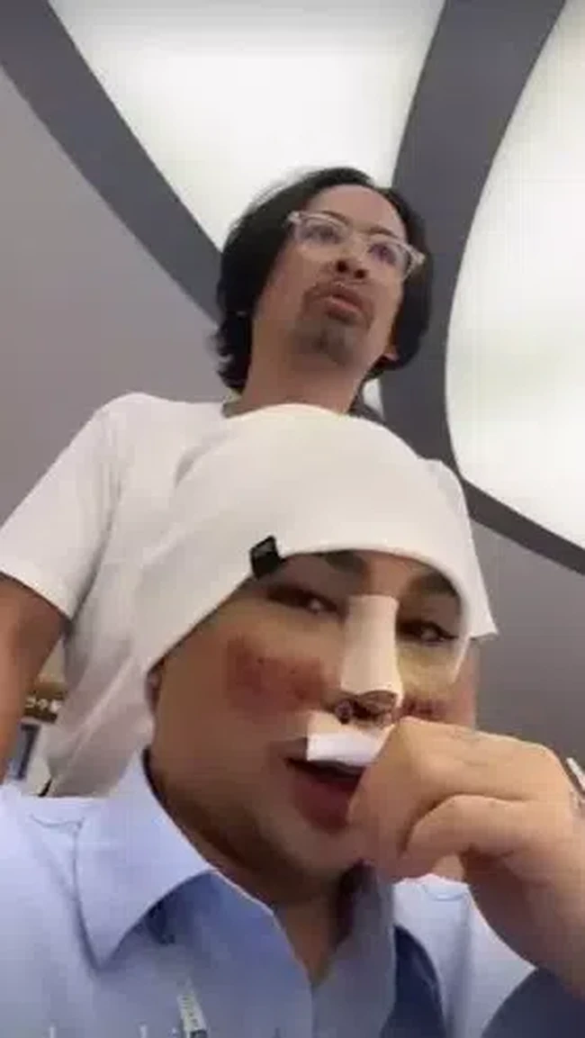 Tak sendirian, kepergian Caren ke Korea ditemani oleh sahabatnya yang juga seorang presenter, Dave Hendrik. Tampak keduanya berjalan-jalan dan menikmati perjalanan mereka selama di Korea. Foto: Instagram/@carendelano