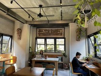 Coffee Shop Unik dengan Dekorasi Antik di Bali