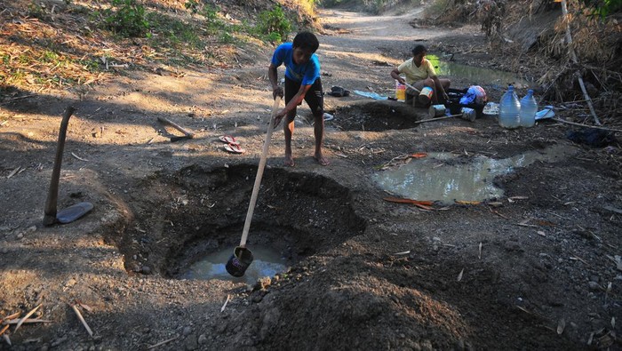 Warga mengisi jeriken dengan air yang diambil dari lubang di dasar sungai di Dukuh Ketro Barat, Karangrayung, Grobogan, Jawa Tengah, Senin (4/9/2023). Menurut data dari Badan Penanggulangan Bencana Daerah (BPBD) Grobogan hingga 4 September 2023, sebanyak 84 desa dari 17 kecamatan di kabupaten itu dilanda bencana kekeringan dan BPBD setempat sudah menyalurkan air bersih ke 78 desa yang terdampak. ANTARA FOTO/Yusuf Nugroho/nym.