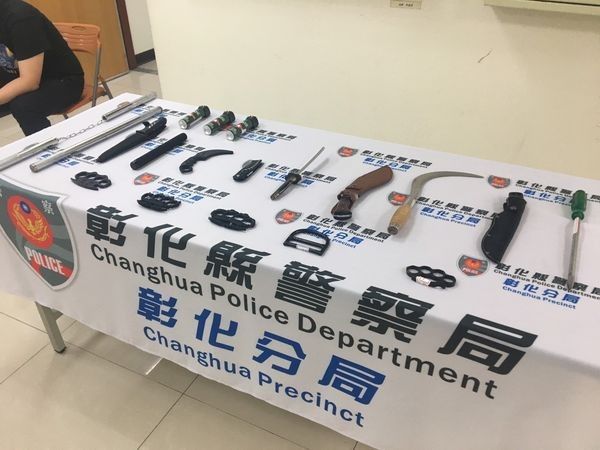 Deretan senjata yang disita polisi Taiwan dalam bentrokan puluhan WNI (Changhua County Police Department image via Taiwan News)