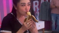 Selain buah mangga, camilan sehat yang juga dikonsumsi Dewi Perssik adalah pisang rebus. Ia menikmatinya di sela-sela syuting. Foto: Instagram @dewiperssik9