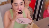 Mantan istri Saipul Jamil ini juga pernah mendapatkan kiriman brownies. Ia menikmati brownies dengan topping cokelat dan kacang mete. Foto: Instagram @dewiperssik9