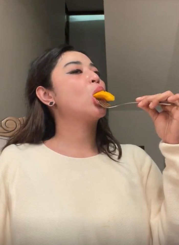 Dewi Perssik Dewi Perssik