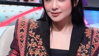 Dewi Perssik, penyanyi dangdut yang terkenal karena goyang gergaji. Ia juga menjadi juri dalam ajang pencarian bakat musik dangdut dan menjadi host program acara televisi. Foto: Instagram @dewiperssik9