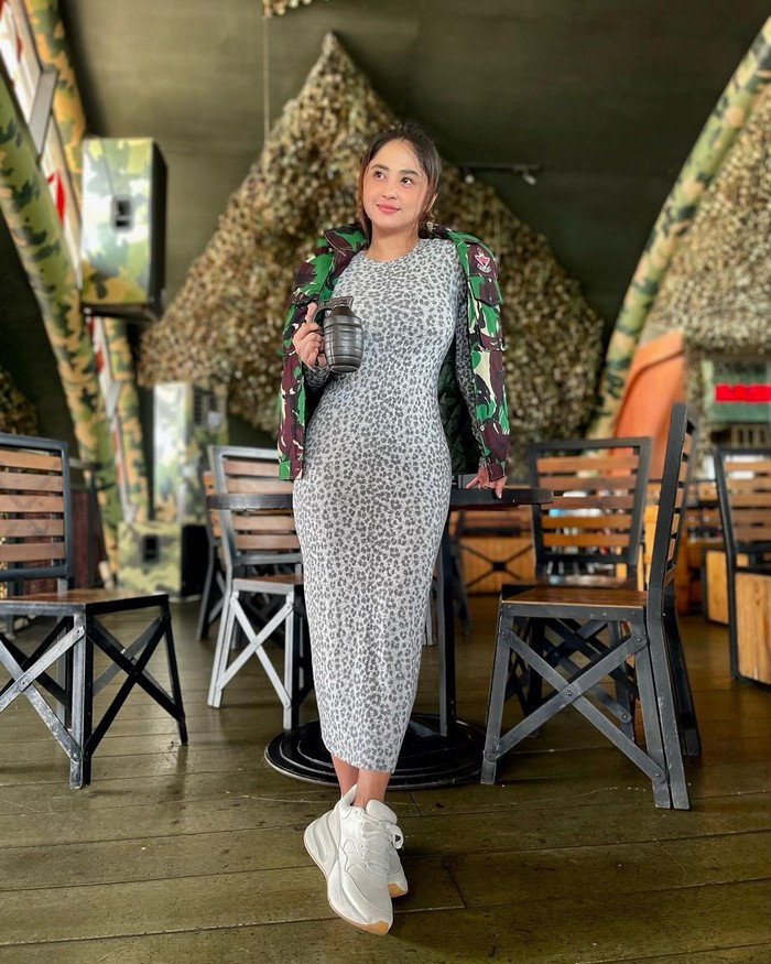 Dewi Perssik Dewi Perssik