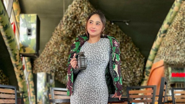 Momen Kuliner Dewi Perssik yang Punya Bisnis Restoran Berkonsep Militer