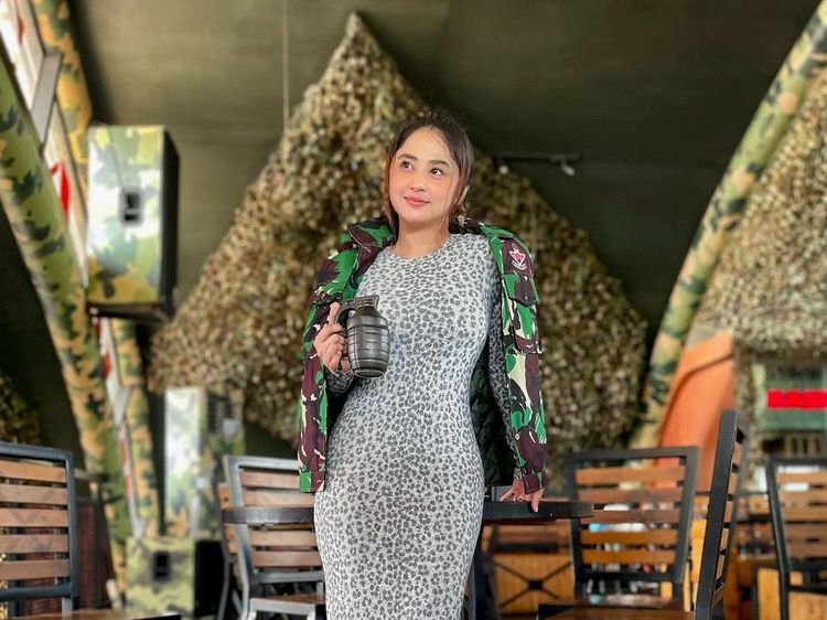 Momen Kuliner Dewi Perssik yang Punya Bisnis Restoran Berkonsep Militer