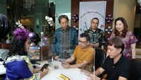 Sehubungan dengan perayaan Hari Pelanggan Nasional, Direktur Utama Bank Mega Kostaman Thayib (berdiri kiri) didampingi oleh Customer Experience & Customer Care Head Bank Mega Denny Takarada (berdiri tengah) dan Regional Head Bank Mega Jakarta 2 Sandra Rustandi (berdiri kanan) menyapa langsung nasabah yang datang berkunjung ke Kantor Cabang Jakarta Tendean, Selasa (5/9).