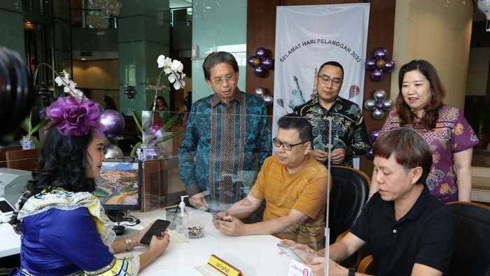 Direksi Bank Mega Sapa Nasabah di Hari Pelanggan Nasional Bank Mega memperingati Hari Pelanggan Nasional. Direksi Bank Mega ikut menyapa nasabah.