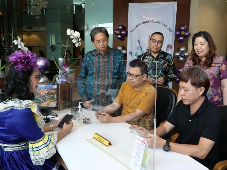 Direksi Bank Mega Sapa Nasabah di Hari Pelanggan Nasional